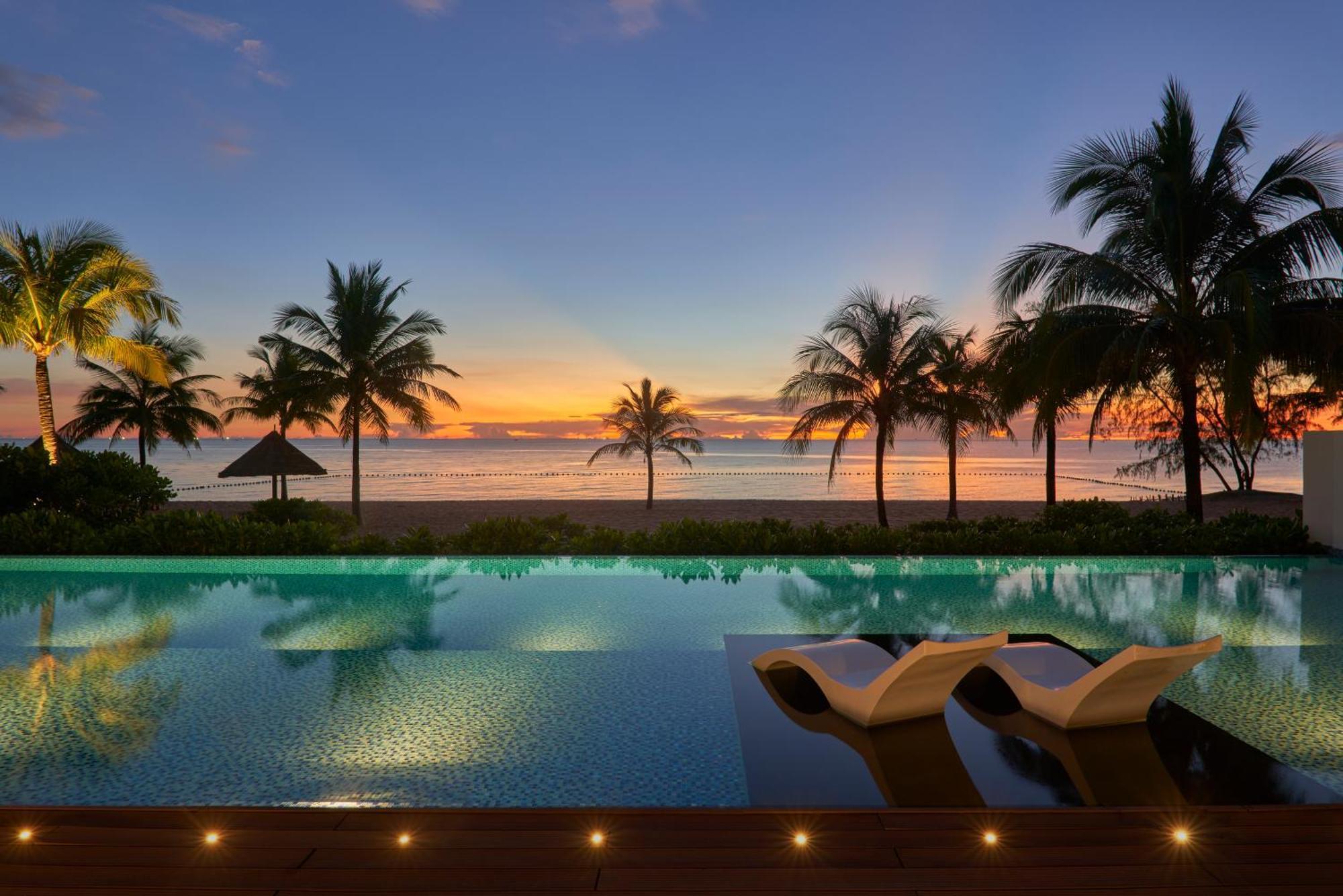 Moevenpick Villas & Residences Дуонг-Донг Экстерьер фото Sunset at the beach