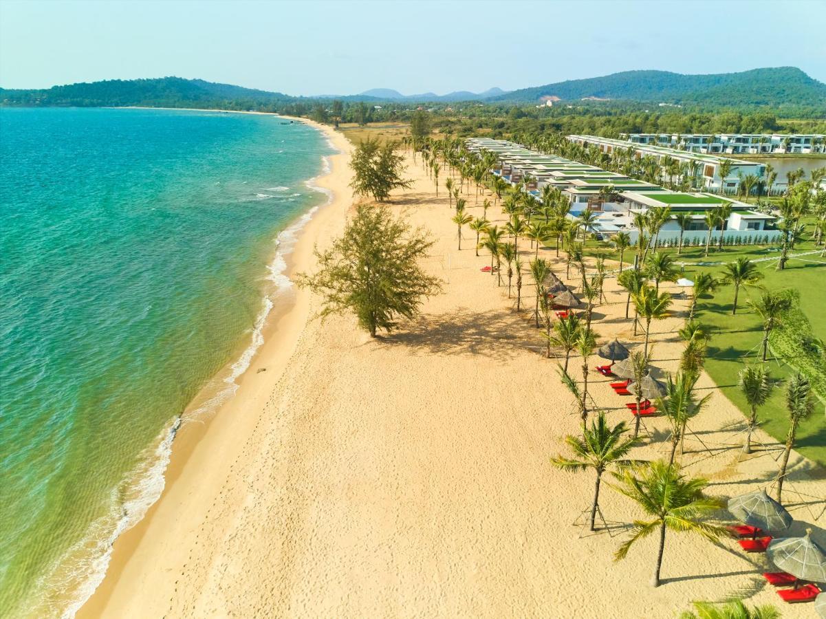 Moevenpick Villas & Residences Дуонг-Донг Экстерьер фото Aerial view of the beach at Hard Rock Hotel