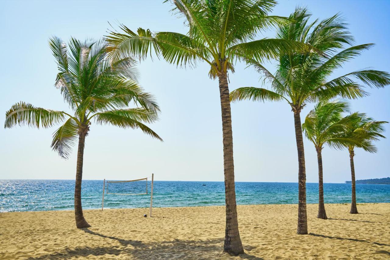Moevenpick Villas & Residences Дуонг-Донг Экстерьер фото Palm trees on the beach