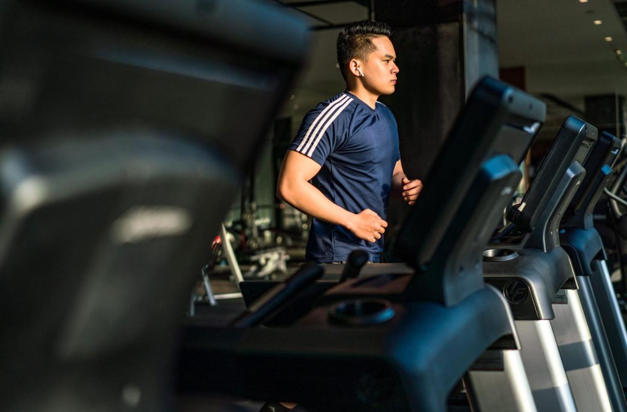 Moevenpick Villas & Residences Дуонг-Донг Экстерьер фото A man running on a treadmill