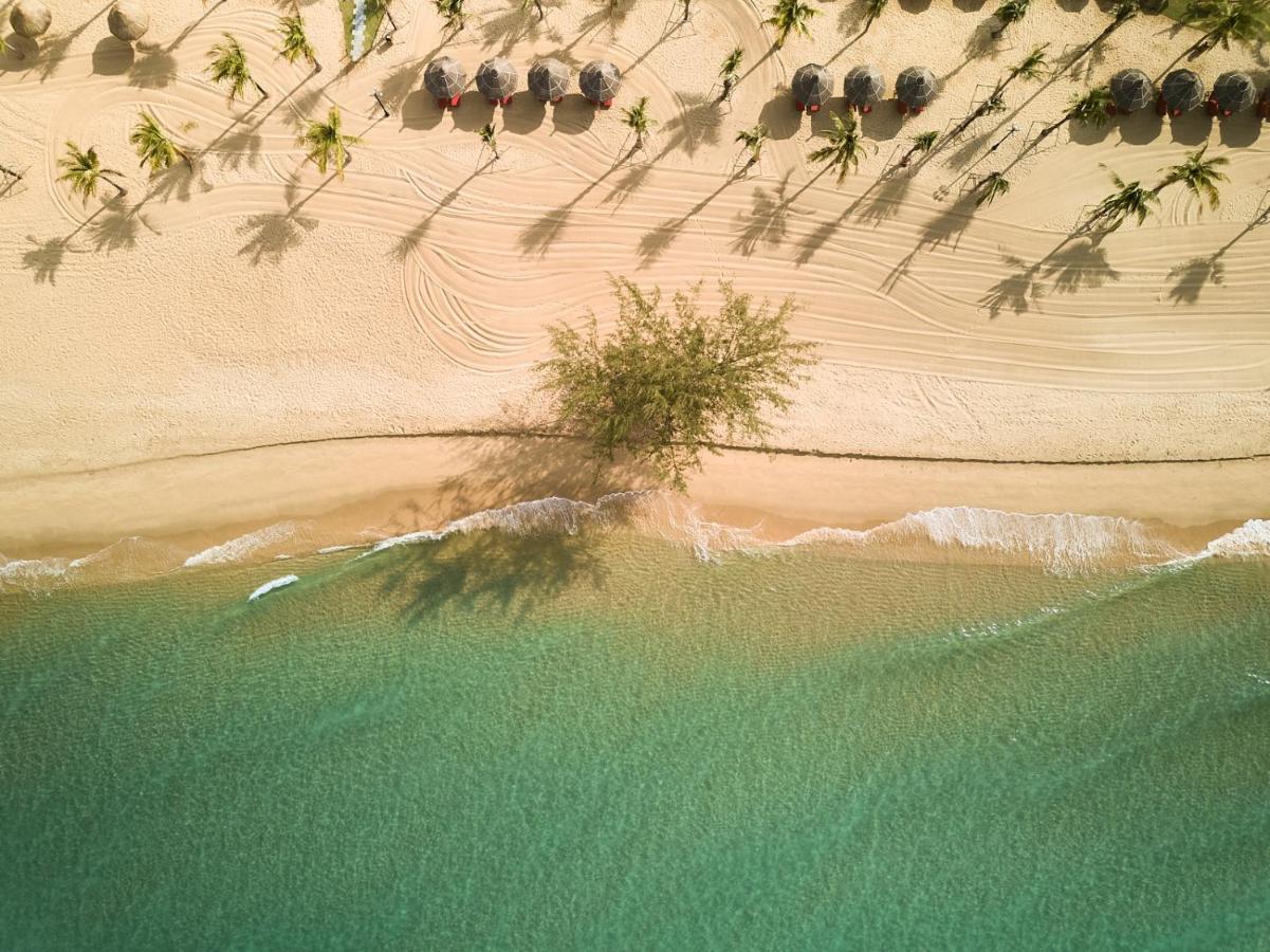 Moevenpick Villas & Residences Дуонг-Донг Экстерьер фото Aerial view of the beach