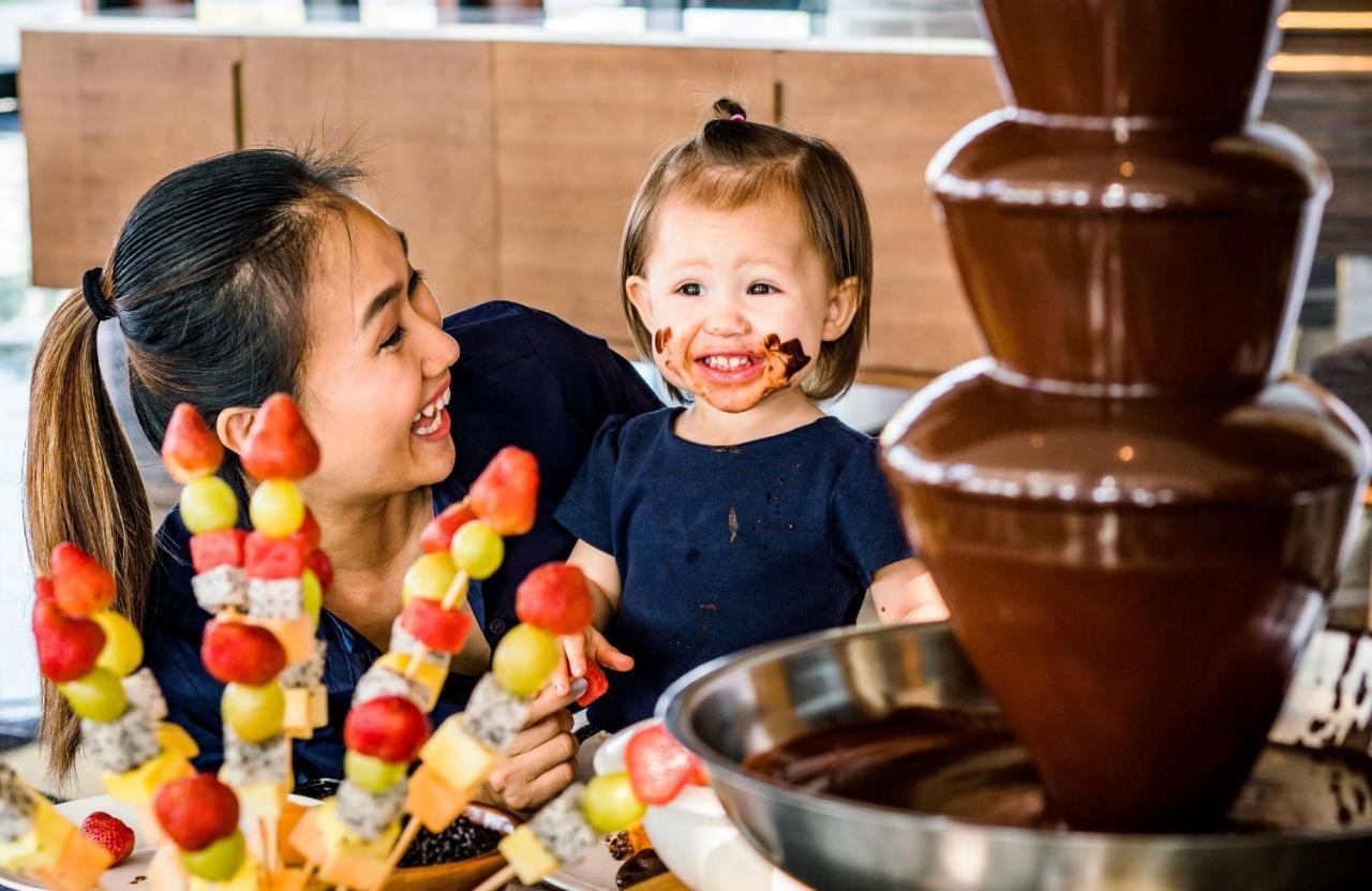 Moevenpick Villas & Residences Дуонг-Донг Экстерьер фото A chocolate fountain